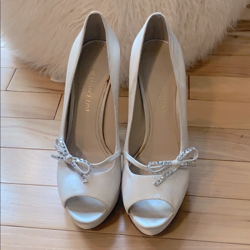 Wedding shoes size 6 1/2. Satin material